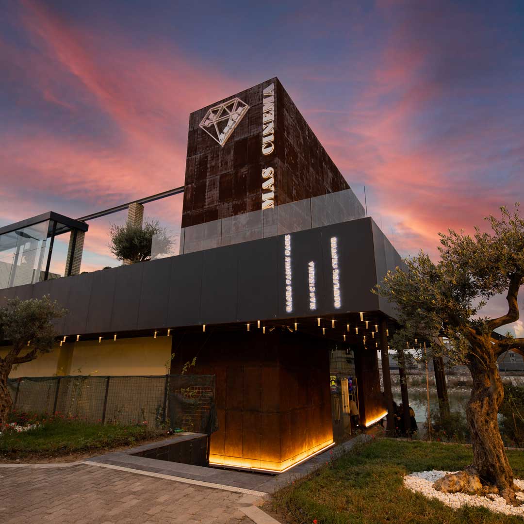 Mas cinema Cor-Ten steel