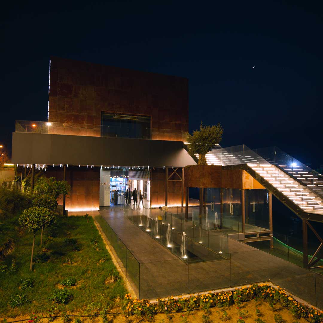 Mas cinema Cor-Ten steel